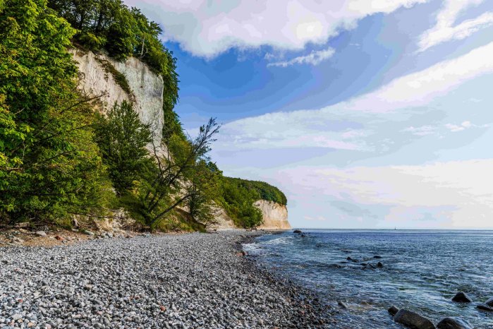 MT_207_Meer_Felsen_Steine_Himmel_Wolken_B%C3%A4ume_Jasmund_TMV-Tiemann-scaled.jpg