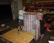 Baustudierende Stephan Annecke und Steffi Krumm beim Verpacken der Zollstöcke zur NordBau-Messe in Neumünster (Foto: FB Bauwesen)