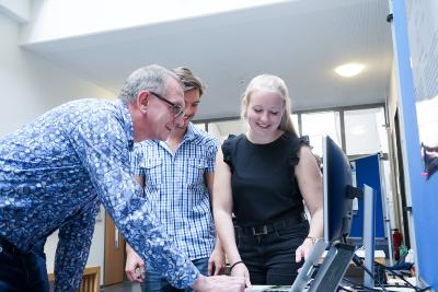 24 Studierende der Hochschule Osnabrück präsentierten jetzt ihre Ideen für die Welt von morgen. Im Fokus standen dabei Künstliche Intelligenz und IT-Sicherheit. (Foto: Hochschule Osnabrück / Elisa Stock)
