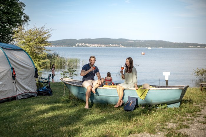 Konstanz-Litzelstetten-Camping-Bodensee-Ufer-Boot-Picknick-Trinken-Paar-06_Copyright_MTK-Le.jpg