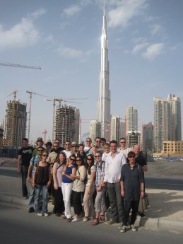 kauertz_vor dem Burij Khalifa mit Architekt Dominic Wanders.JPG