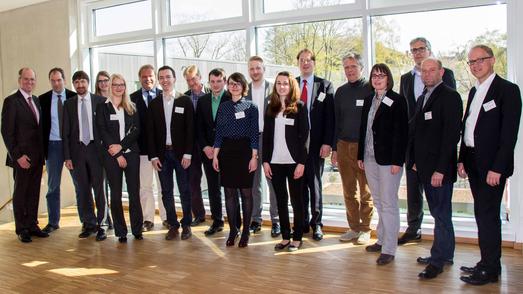 Im InnovationsCentrum Osnabrück (ICO) konnte Prof. Dr. Volker Lüdemann (rechts) zahlreiche Beteiligte am Forschungsschwerpunkt "Net Future Niedersachsen" begrüßen. Nähere Informationen zu den Forscherinnen und Forschern der Hochschule sowie den externen Partnern finden Sie unter www.netfuture.hs-osnabrueck.de. Foto: Isabelle Diekmann