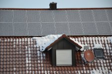 Ein gut gedämmtes Dach trägt in Verbindung mit einer Solaranlage zum Energiesparen spürbar bei.