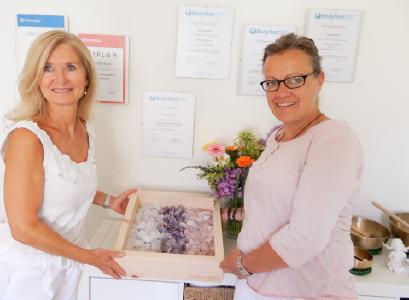 Ab heute ist die erste BarfussBox in Richterswil bei Christa Macchi (l.i.B.). Bettina Schellstede freut sich auf die Zusammenarbeit mit der emphatischen Kollegin