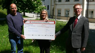 Dr. Stefan Raueiser, Leiter des Schwäbischen Bildungszentrums (rechts), bei der Spendenübergabe an mitanand-Vereinsvorstand Michael Wagner und Flüchtlingshelferin Josefine Steiger / Foto (Mario Arnold/Schwäbisches Bildungszentrum Irsee)