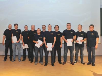 Die ersten Absolventen des Fernstudiums IT Analyst (B.Sc.) mit Studiengangsleiter Prof. Dr. Jörg Hettel (li) und Dekan Prof. Dr. Manfred Brill (re) (Foto: Hochschule Kaiserslautern)