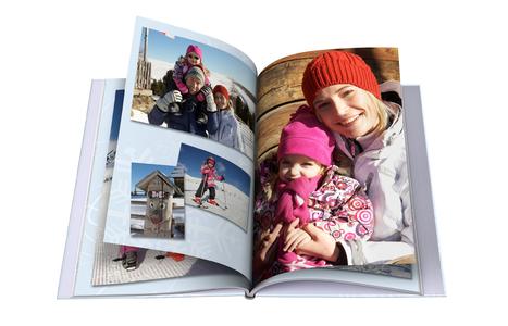 Gelungene Aufnahmen vom Winterspaß lassen sich auf den Seiten eines CEWE FOTOBUCHs festhalten