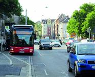 An Bussen an Haltestellen muss man mit erhöhter Vorsicht vorbeifahren. So schreibt es die Straßenverkehrsordnung vor / Foto: ARCD
