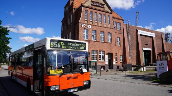 Sonderbuslinie 856 vor dem Hafenmuseum Hamburg, Foto SHMH.jpg