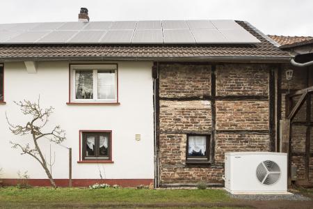 Moderne Wärmepumpen wie die WPL 25 von STIEBEL ELTRON sind in der Lage, auch alte Häuser ohne Fußbodenheizung effizient zu beheizen