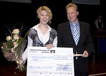 Filialdirektor Andreas Geibe (rechts) übergibt der Jahresbesten 2007, Konditorenmeisterin Tina Goedecke, den Scheck über 1.250 Euro. 