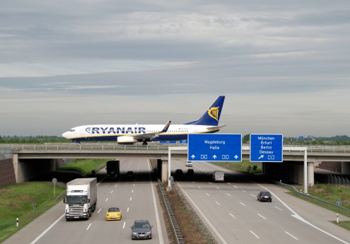 Boeing 737 der Ryanair auf der Rollbrücke West am Flughafen Leipzig Halle.jpg