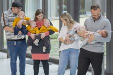 Die einen Zwillinggeschwister sind ein halbes Jahr alt, die anderen sieben Wochen