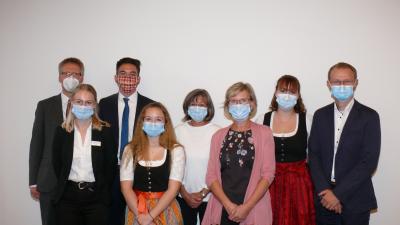 neuen Auszubildenden Sara Jäger (4.v.l.) und Michelle Bäurle (2.v.r.) mit dem dualen Studenten Philipp Semer (3.v.l.) und der angehenden Hotelkauffrau Anna Maria Hutter (2.v.l.) gemeinsam mit Werkleiter Dr. Stefan Raueiser, Hausdame Barbara Jahreiß, Serviceleiterin Christiane Breidenbach und Empfangschef Markus Spies (v.l.n.r.) bei der Begrüßung in Kloster Irsee.