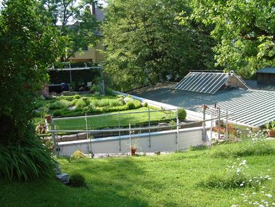 Schallschutz auf natürliche Art: Auf dieser Werkhalle entstand eine ganze Gartenlandschaft.