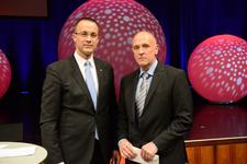 Im Rahmen der Meisterfeier 2015 wurde Feinwerkmechaniker Gero Gaschott aus Ludwigshafen (rechts) von Matthias Kreibich (links) von der Inter-Versicherungsgruppe mit dem Preis in Höhe von 1.500 € für den besten Meister in einem Innovativen Beruf ausgezeichnet / Foto: Thomas Rittelmann