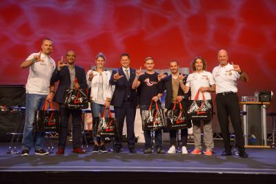 Christian Schwarzer (Weltmeister Handball & FitLine Markenbotschafter), Idriss Gonschinska (Direktor Sport DLV), Carolin Schäfer (Vizeweltmeisterin Siebenkampf), Rolf Sorg (Gründer & Vorstand PM), Simon Fink (Weltmeister Junioren Drachenboot), Domenico Solombrino (Mehrfacher Klassensieger VLN Langstreckenmeisterschaft Motorsport), Achim Heukemes (Vizeweltmeister 24h Zeitfahren & Duathlon Master & FitLine Markenbotschafter), Torsten Weber (Sportdirektor PM) (v.l.n.r.)