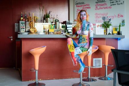 Bodypainting-Model in der Saunabar der Toskana Therme | Foto: Frank Dobbert