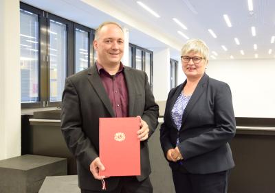 Prof. Dr. Ingo Grunwald mit Rektorin Prof. Dr. Karin Luckey bei der Übergabe der Ernennungsurkunde