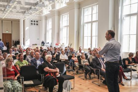 Cornelis Hemmer begrüßt die Gäste im Abgeordnetenhaus von Berlin © Sebastian Runge