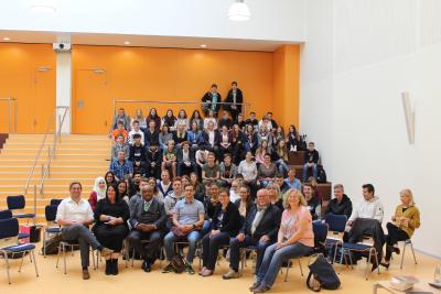 Die Schülerinnen und Schüler mit (vordere Reihe von links) Andreas Wellstein (stellv. Schulleiter der Schule an der Wascherde), Tanja Karina Schwan-Brosig (Schulleiterin der Schule an der Wascherde), Dr. Prinz Asfa-Wossen Asserate (Autor), Simon Päbler (WIR-Fallmanager des Vogelsbergkreises), Heike Bohl (AWO-Kreisvorsitzende Vogelsberg), Michael Duschka (ehrenamtlicher Stadtrat der Kreisstadt Lauterbach) und Michaela Stefan (WIR-Koordinatorin des Vogelsbergkreises) sowie weiteren Lehrern und Betreuern der schulbezogenen Jugendsozialarbeit im Vogelsbergkreis, Foto: Pressestelle Vogelsbergkreis