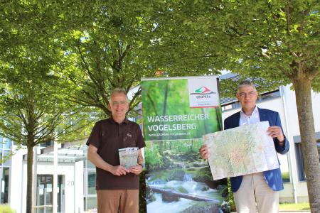 Landrat Manfred Görig (rechts) stellt gemeinsam mit Hartmut Greb, Amt für Wirtschaft und den ländlichen Raum sowie Nationaler Geopark Vulkanregion Vogelsberg, die neue Geopark-Karte vor. Wanderrouten, Geotope und Geostationen sind auf der übersichtlichen Karte leicht zu finden / Foto: Vogelsbergkreis/C.Lips