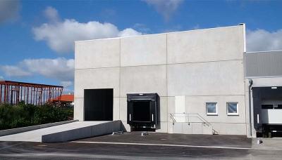 Links hinter dem Bestandsobjekt ergänzt der Hallenneubau den Gewerbepark mit rund 1.000 m2, Bild: FUCHS & Söhne GmbH