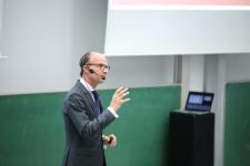 In diesem Jahr fand die Podiumsdiskussion von Prof. Leef Dierks (im Bild) und Prof. Ulf Timm online statt. Das Bild wurde 2016 aufgenommen
