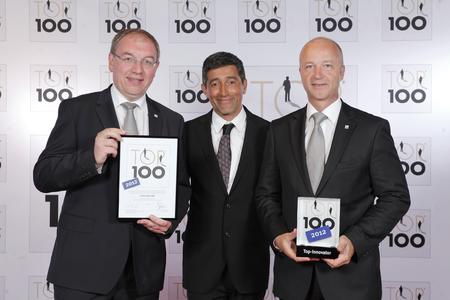 Die ALOIS KOBER GMBH aus Kötz gehört zum zweiten Mal in Folge zu den "Top 100". Unser Foto zeigt von links: Harald Kober (Vorstand, AL-KO), Ranga Yogeshwar und Harald Hiller (Leiter Fahrzeugtechnik Europa und Geschäftsführer ALOIS KOBER GmbH) bei der diesjährigen Verleihung des TOP 100 Award in Friedrichshafen