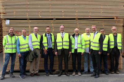 Nach dem Rundgang ein Abschlussfoto vor der Trockenanlage (Foto: Gaby Richter, Vogelsbergkreis)