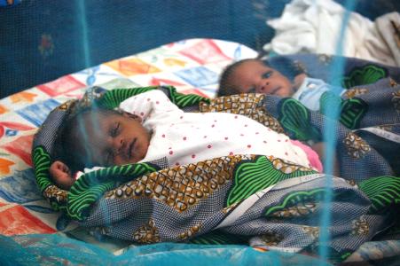 Kleinkinder sind besonders gefährdet, da sie noch keine Abwehr gegen Malaria entwickelt haben. @ action medeor