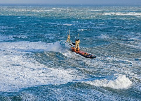 Der Hochseebergungsschlepper OCEANIC im Einsatz bei stürmischer See, Foto Fairplay Towage Group.jpg