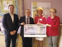 Scheckübergabe an Hospiz Verein Erlangen (v.l.): Markus Hober (Generalagent uniVersa), Michael Baulig (Vorstandsvorsitzender uniVersa), Dr. med. Inge Schwemmle (1. Vorsitzende Hospiz Verein Erlangen) und Ursula Diezel (Leitende Koordinatorin Hospiz Verein Erlangen)