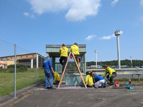 Freiwillige der Jugendbauhütte Helmstedt in der Gedenkstätte Deutsche Teilung Marienborn 2024.jpg