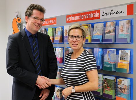 Staatsministerin Barbara Klepsch und Vorstand der Verbraucherzentrale Sachsen Andreas Eichh.jpg