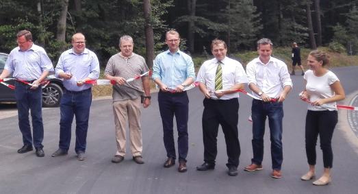 Die Kreisstraße 74 ist wieder freigegeben. Das Foto zeigt von links: Ulrich Hansel (Hessen Mobil), Bürgermeister Stephan Paule (Alsfeld), Ortsvorsteher Günther Heil (Schwarz), Erster Kreisbeigeordneter Dr. Jens Mischak, Bürgermeister Lars Wicke (Grebenau) und Vertreter der Firma Strabag / Foto: Vogelsbergkreis