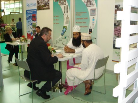 Besucher am Stand von STEP Systems.JPG