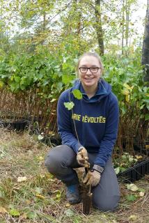 Greta Buntfuss arbeitet als Praktikantin im Freiwilligen Ökologischen Jahr beim Bergwaldprojekt.
