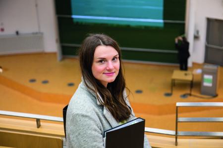Studentin Juljia ist auf dem Weg zu ihrer Vorlesung / Foto: TH Lübeck, frei zur Veröffentlichung