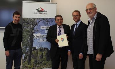 Schottens Erster Stadtrat Hans-Jürgen Jochim nimmt den Bewilligungsbescheid aus den Händen des Ersten Kreisbeigeordneten Dr. Jens Mischak entgegen / Foto: Sabine Galle-Schäfer/Vogelsbergkreis