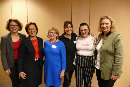 Equal Pay und Chancengerechtigkeit bleiben herausfordernde Themen. Darüber bestand Einigkeit bei der Diskussionsrunde mit Monika Arzberger, Emilia Müller, Ulrike Keil, Stephanie Bräuer, Teresa Reichl und Ministerin Kerstin Schreyer (von links) / Bild: KDFB, Gras