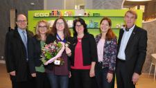  Blumen und eine Medaille für die Jungunternehmerin: Bürgermeister Michael Schrenk, Sylvia Weinhold, Geschäftsführerin Unternehmensberatung der Handwerkskammer Reutlingen, Marina Riedinger mit ihren Mitarbeiterinnen Susanne Henrich und Sabrina Stoß, Kammerpräsident Harald Herrmann (v.l.n.r.). Foto: Handwerkskammer