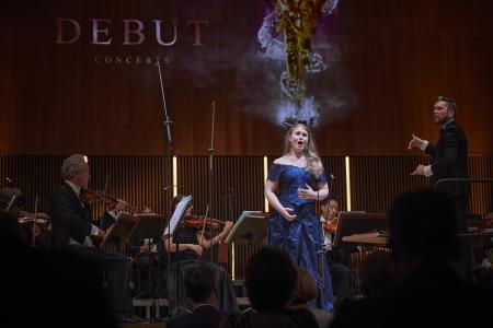 Mit Karolina Bengtsson aus Schweden (Mitte, hier beim Galaabend im September 2020) und Katleo Mokhoabane aus Südafrika bereichern auch zwei der diesjährigen Preisträger beim Klassik-Gesangswettbewerb DEBUT das Jubiläumskonzert am 4. Dezember in der TauberPhilharmonie Weikersheim. Den Sängerinnen und Sängern zur Seite steht erneut das Philharmonische Orchester Würzburg mit GMD Enrico Calesso (rechts). Foto: © DEBUT Concerts GmbH