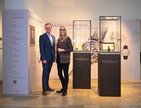 Dr. Ulf Molzahn (Leiter Uhrenmuseum) mit Christine Hutter (Geschäftsführerin Grossmann), Foto Ho.jpg