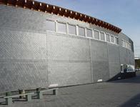 Zukunft trifft Klassik: Die moderne Fassadenbekleidung mit einem der traditionellsten Werkstoffe des Dachdeckers – dem Schiefer – eignet sich für alle Gebäudearten