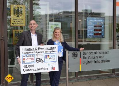 Open Petition C Kennzeichen wird von Initiator Thomas Schmies (DCI) offiziell auch im Namen der RU an Frau Anke Leue, Dienststellenleiterin des BMVI am Standort Bonn, übergeben Foto DCI