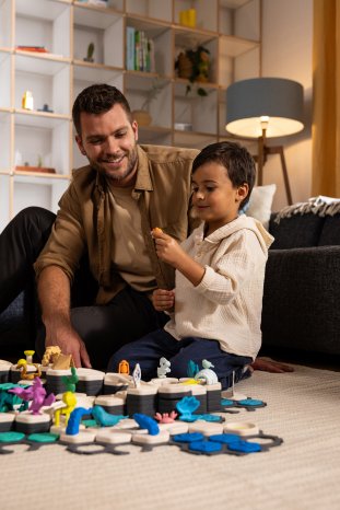 Ravensburger GraviTrax Junior - Spielszene World Boy & Dad.jpg