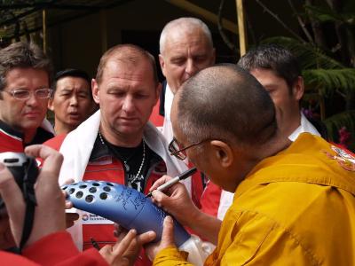 Dr Dalai Lama signiert die Fackel