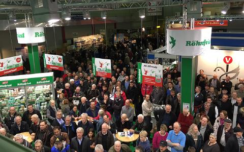 Großer Andrang auf der Brieftaubenmesse am Messestand von Röhnfried bei der beliebten Taubenverlosung.