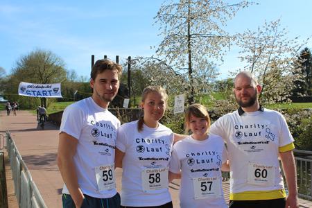 Santina Hildebrandt (3.v.l.) ist gemeinsam mit ihren Kommilitonen (v.l.) Tobias Kowalk, Katharina Quindt und Ruben Brunsch zum 11. Charity-Lauf gekommen